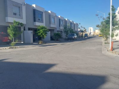 CASA MODERNA Y EQUIPADA AL PONIENTE SALTILLO, FRACC. SANTORINI